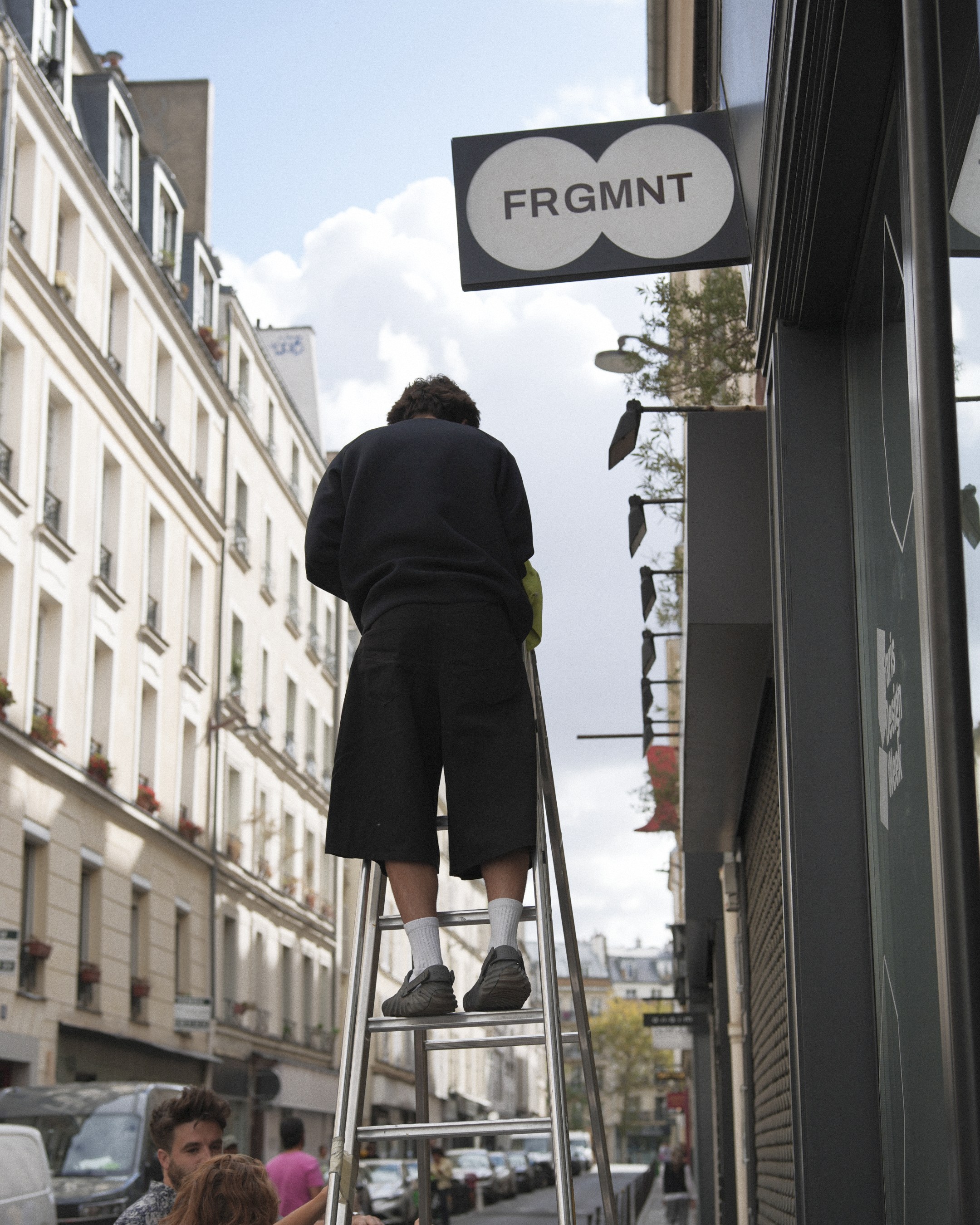 Pose de l’enseigne FRGMNT chez Heureux les Curieux, Paris Design Week 2026